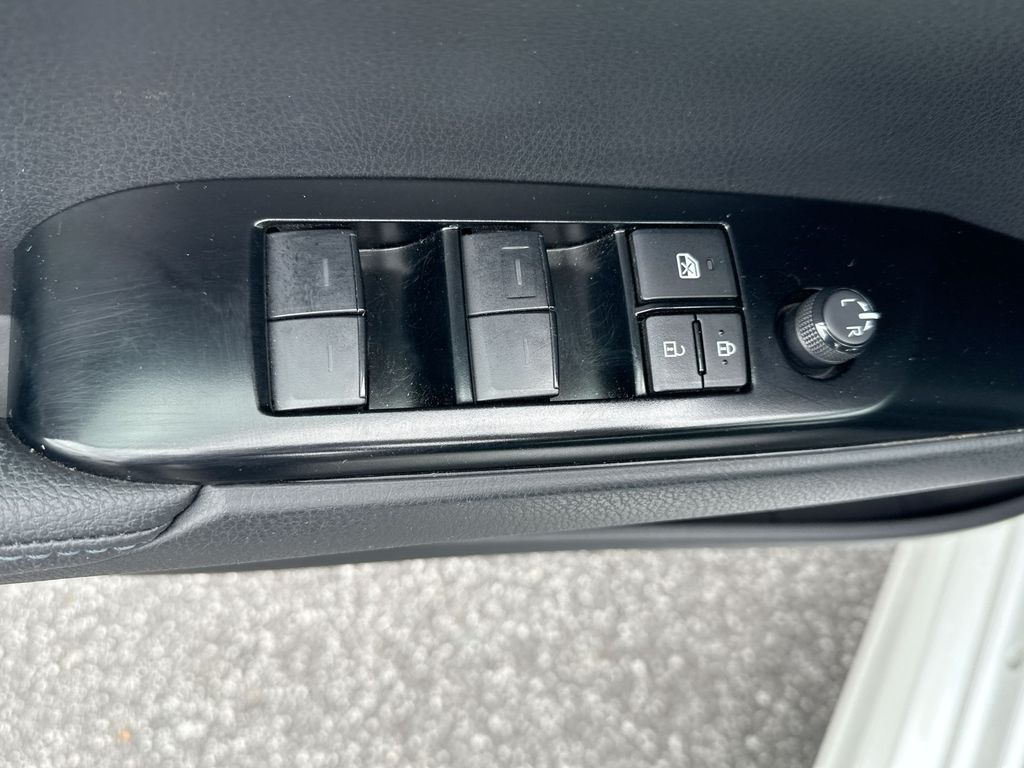 Vehicle image 21 of 34