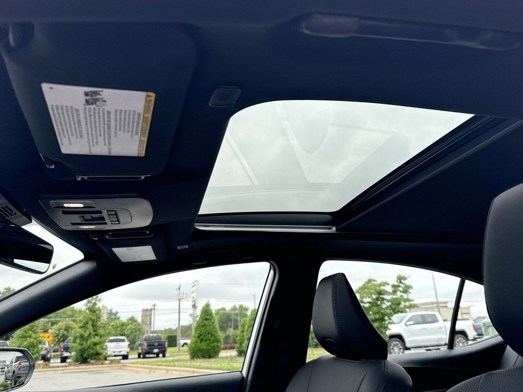 Vehicle image 23 of 34