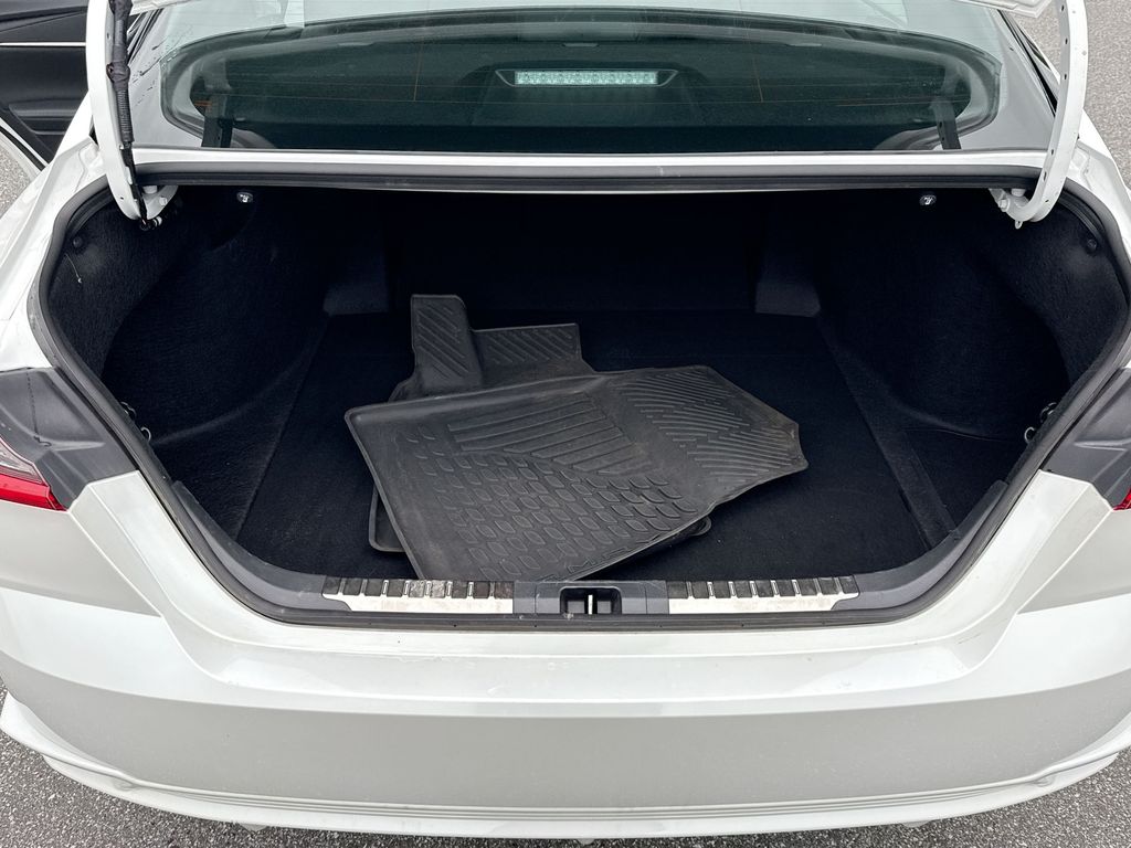 Vehicle image 25 of 34