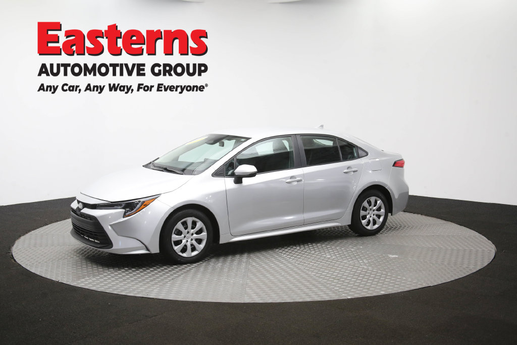 2025 Toyota Corolla LE Image 2 of 66
