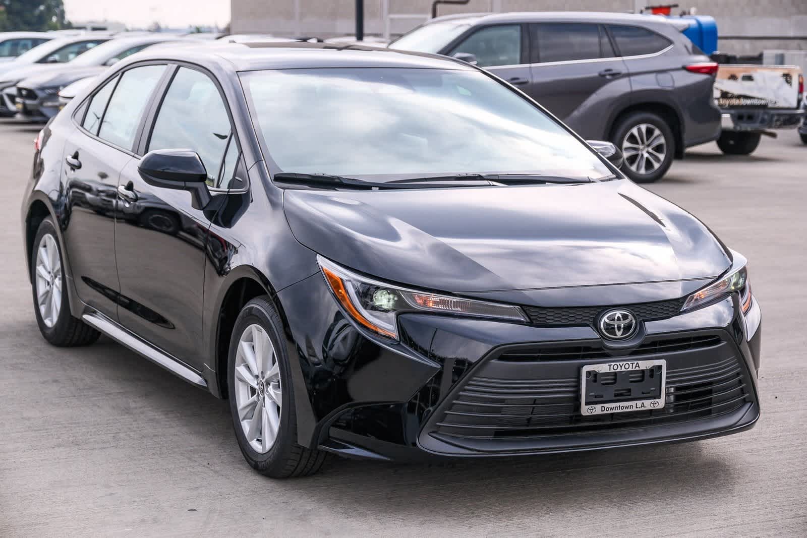 2025 Toyota Corolla LE Image 2 of 29