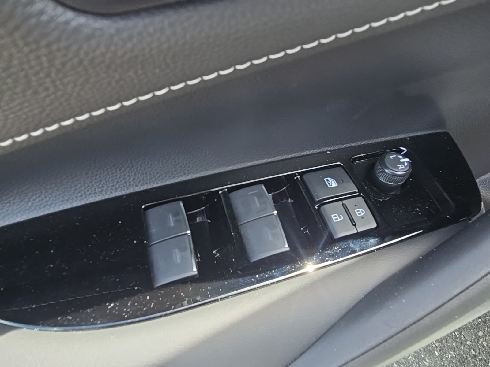 Vehicle image 24 of 40