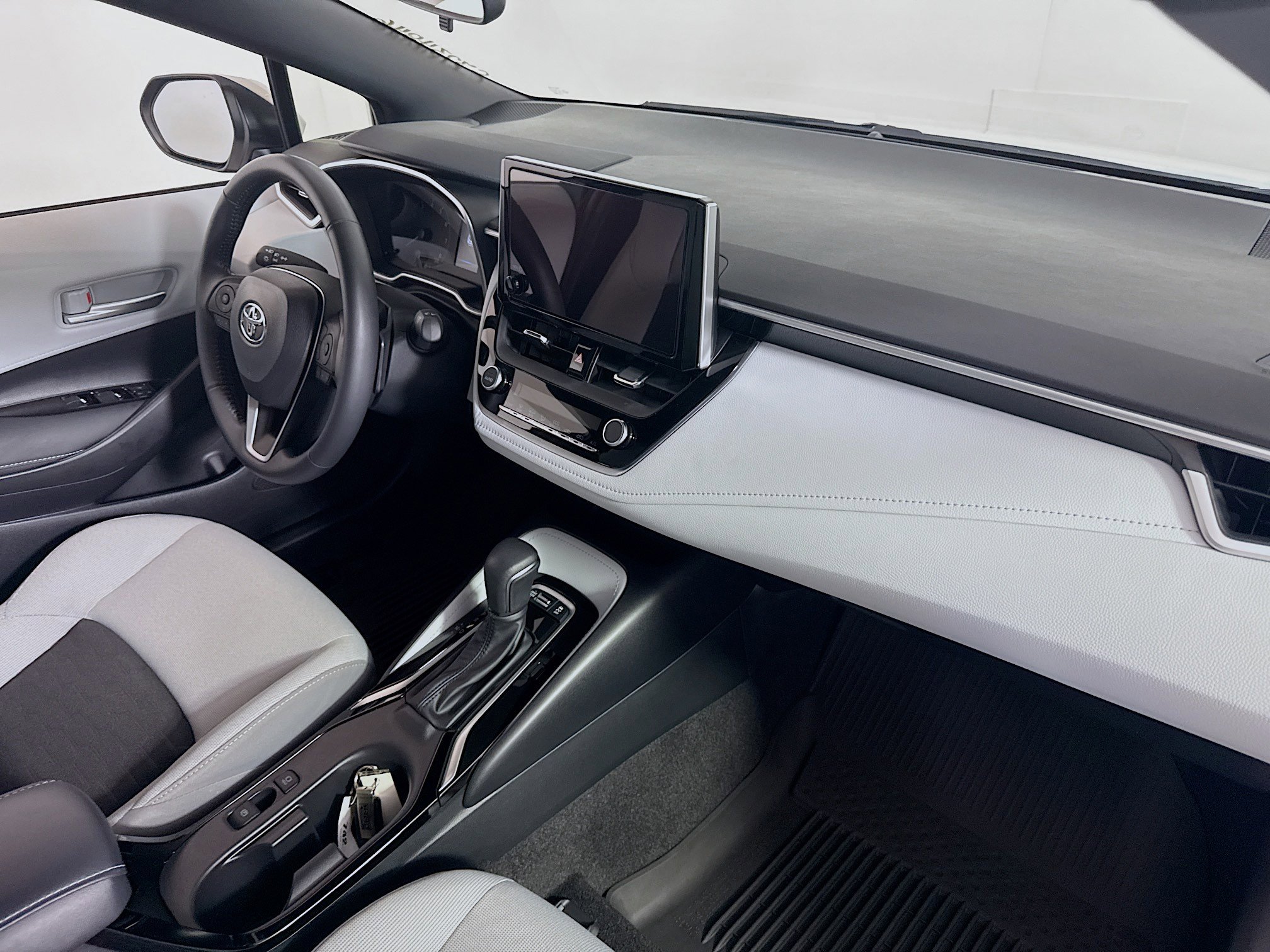 Vehicle image 25 of 28