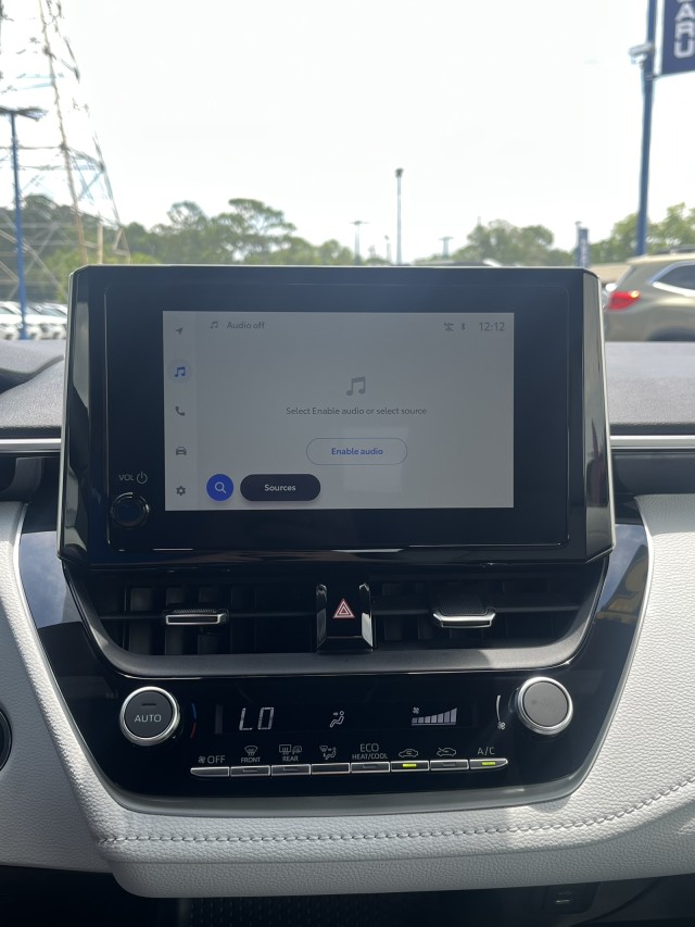 Vehicle image 17 of 21