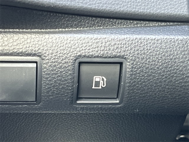 Vehicle image 16 of 27