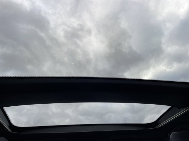 Vehicle image 14 of 28