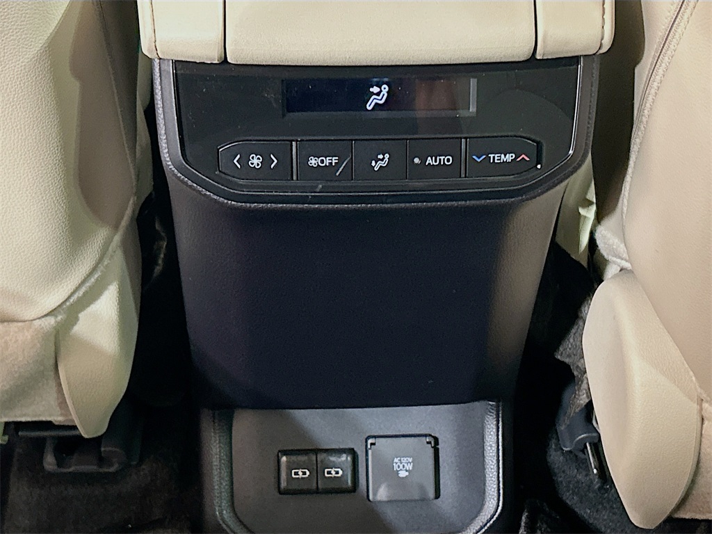 2025 Toyota Highlander Limited Image 26 of 31