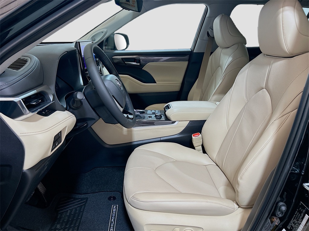 2025 Toyota Highlander Limited Image 13 of 31