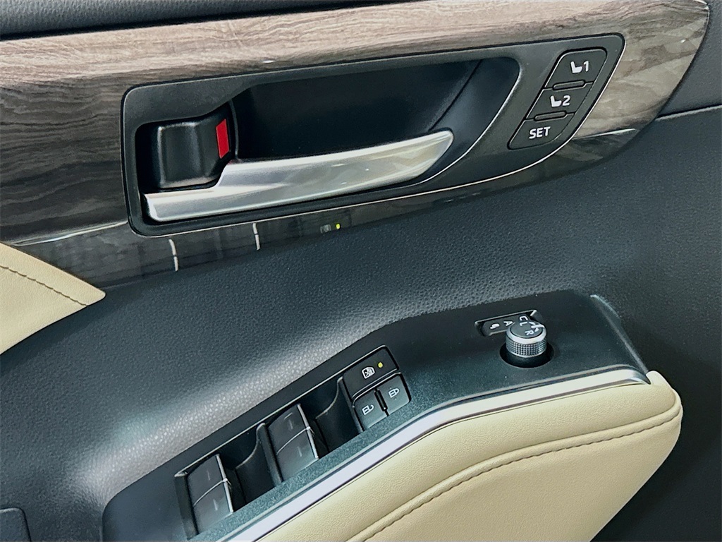 2025 Toyota Highlander Limited Image 30 of 31