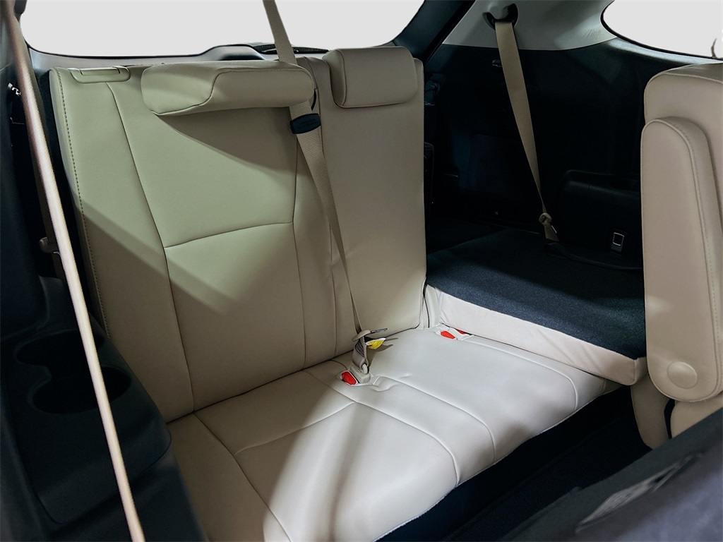 2025 Toyota Highlander Limited Image 12 of 31