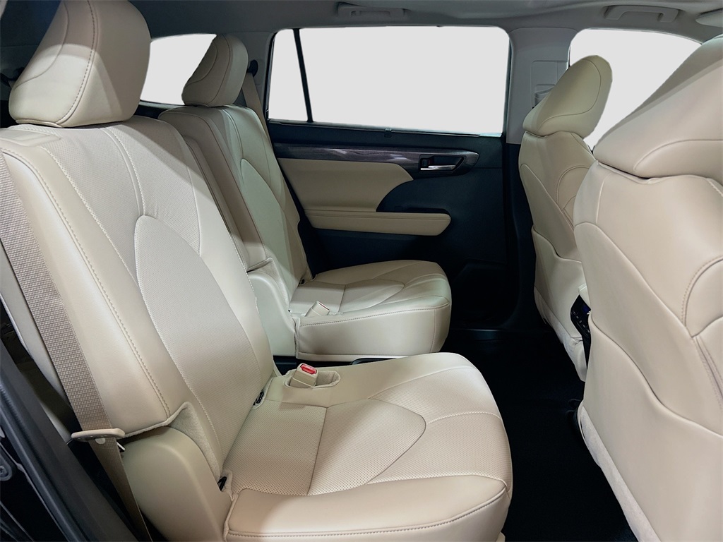 2025 Toyota Highlander Limited Image 10 of 31