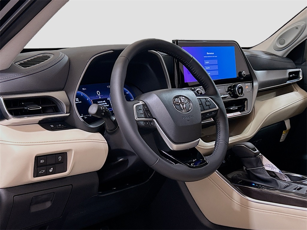 2025 Toyota Highlander Limited Image 16 of 31