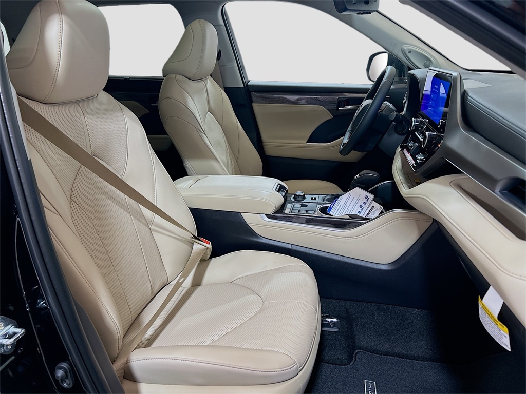 2025 Toyota Highlander Limited Image 14 of 31