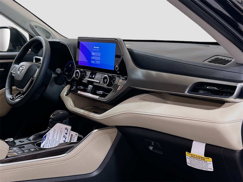 2025 Toyota Highlander Limited Image 17 of 31