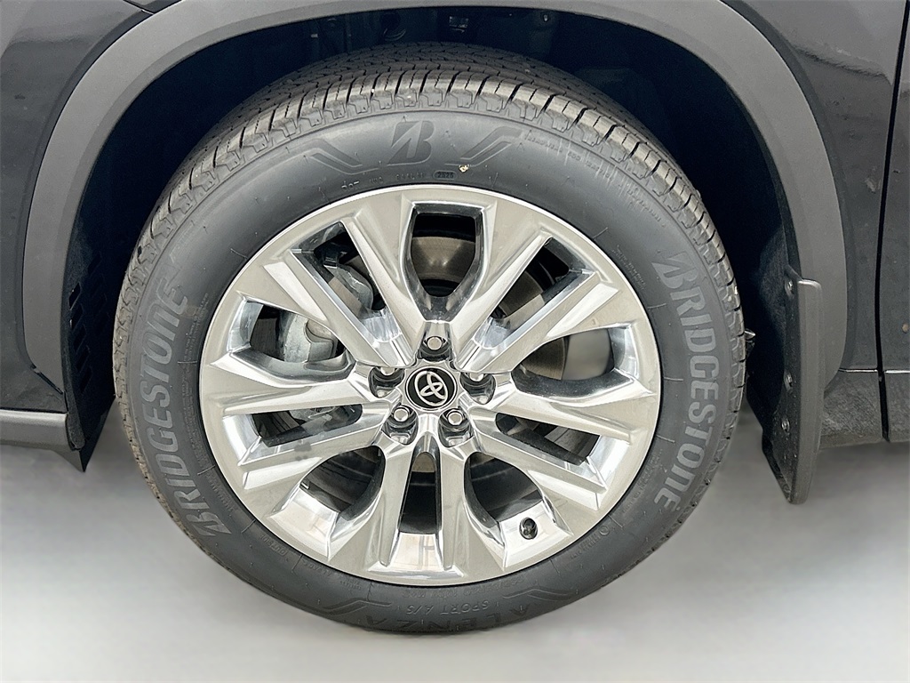 2025 Toyota Highlander Limited Image 8 of 31