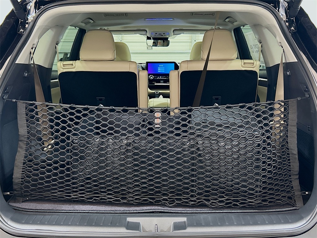 2025 Toyota Highlander Limited Image 9 of 31