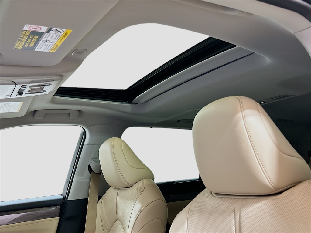 2025 Toyota Highlander Limited Image 15 of 31