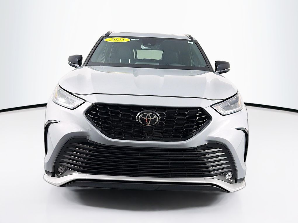 2025 Toyota Highlander XSE Image 2 of 39