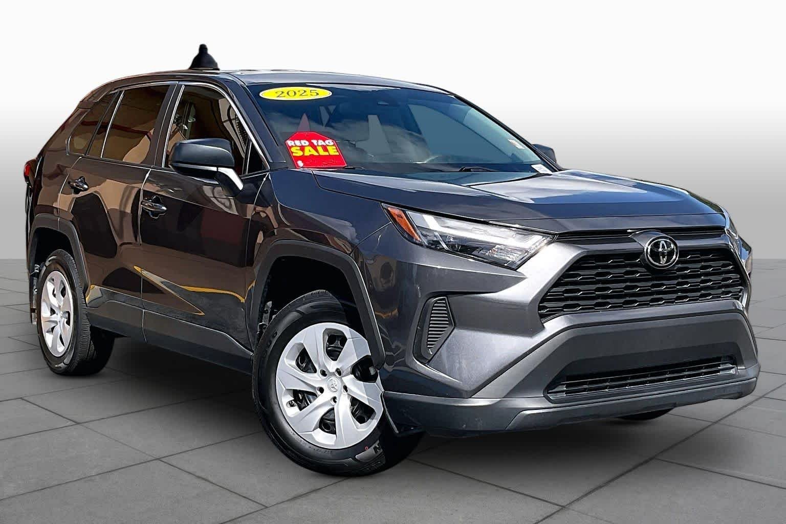 2025 Toyota RAV4 LE Image 3 of 33