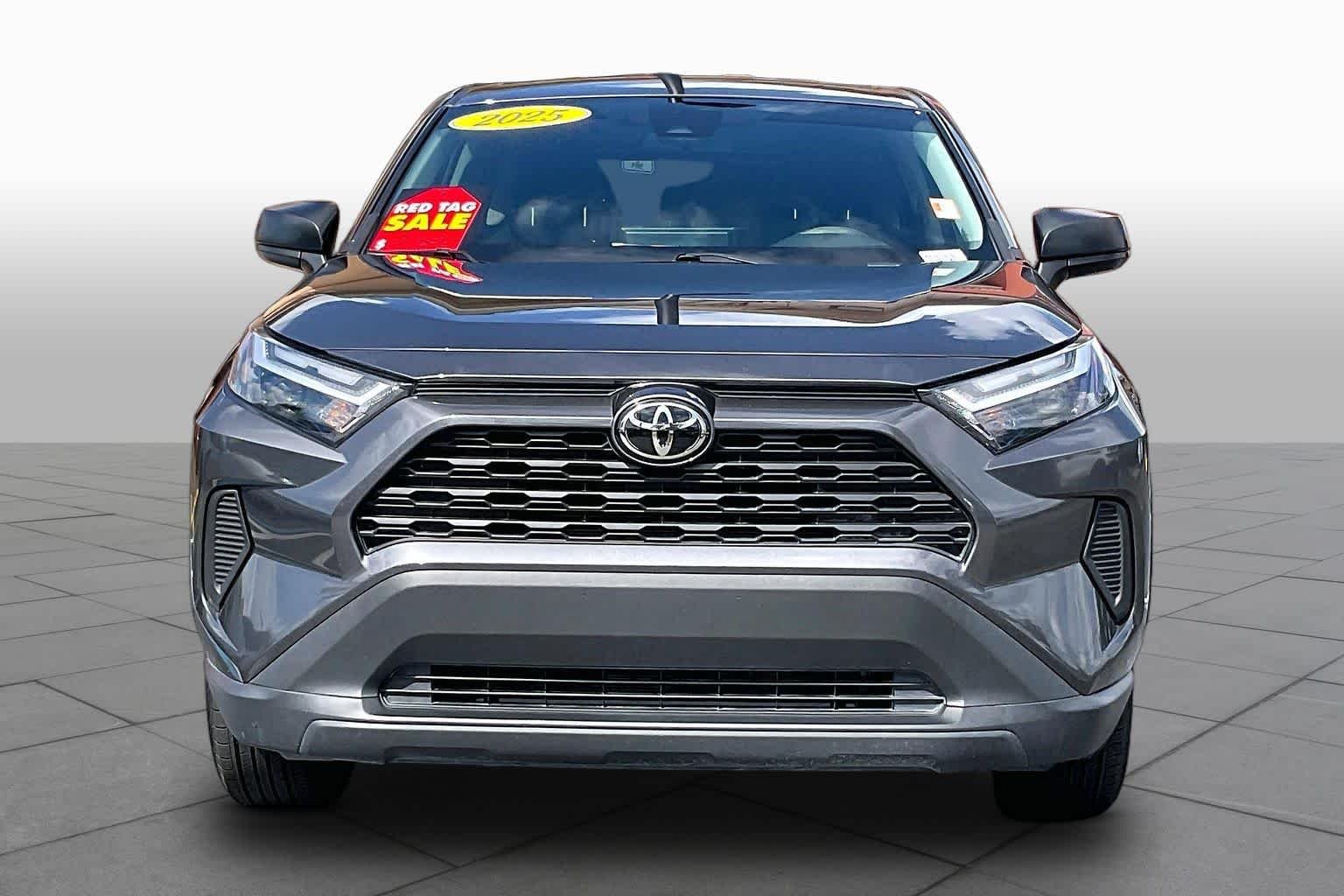 2025 Toyota RAV4 LE Image 2 of 33