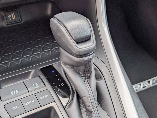 Vehicle image 13 of 21