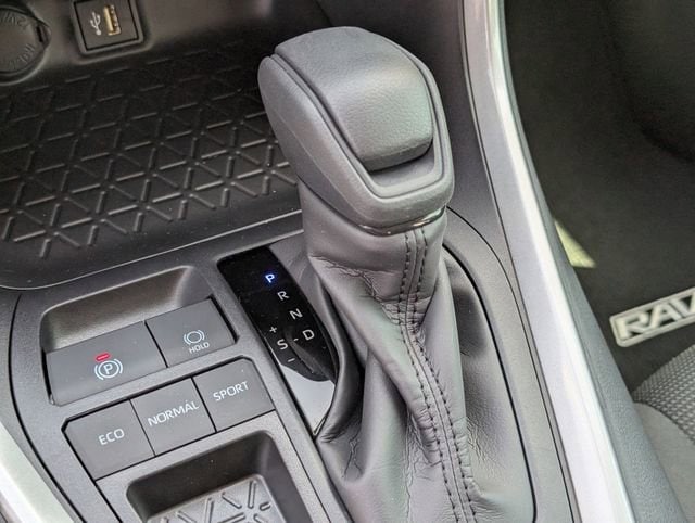 Vehicle image 13 of 21