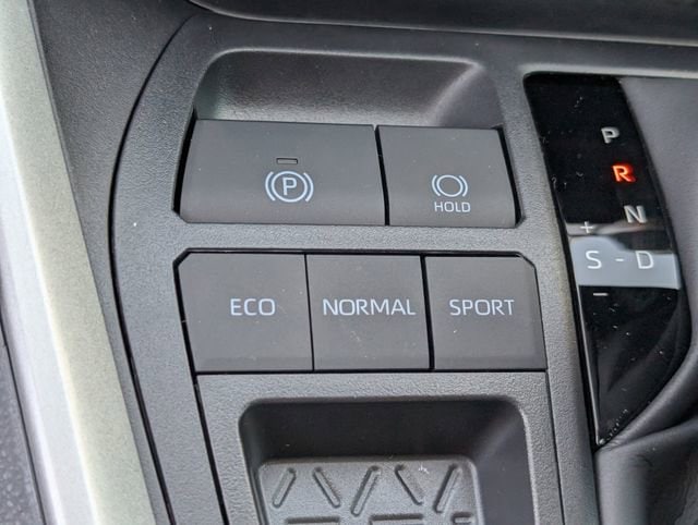 Vehicle image 15 of 21