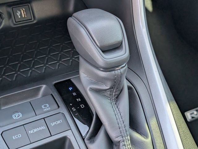 Vehicle image 14 of 21