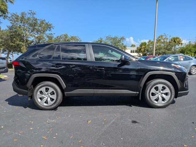 2025 Toyota RAV4 LE Image 5 of 28