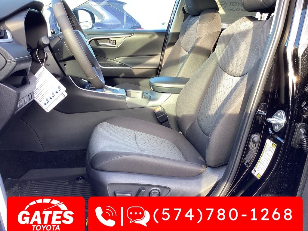 2025 Toyota RAV4 XLE Image 6 of 20