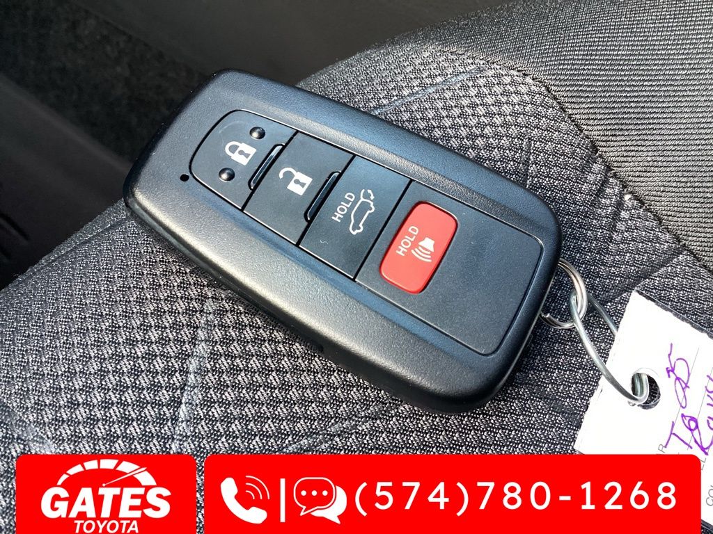 2025 Toyota RAV4 XLE Image 14 of 20