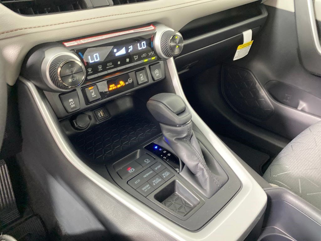 2025 Toyota RAV4 XLE Image 16 of 29