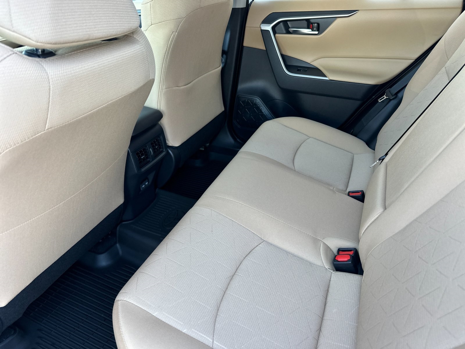 2025 Toyota RAV4 XLE Image 11 of 34