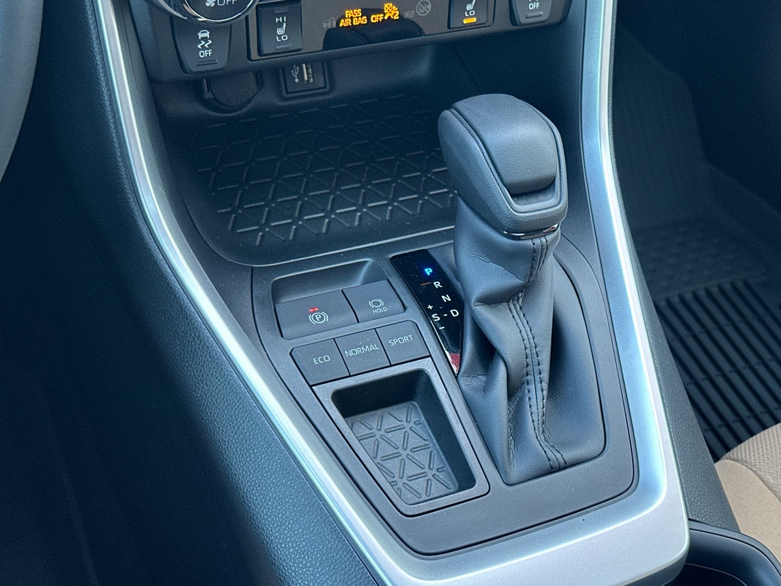 2025 Toyota RAV4 XLE Image 19 of 34