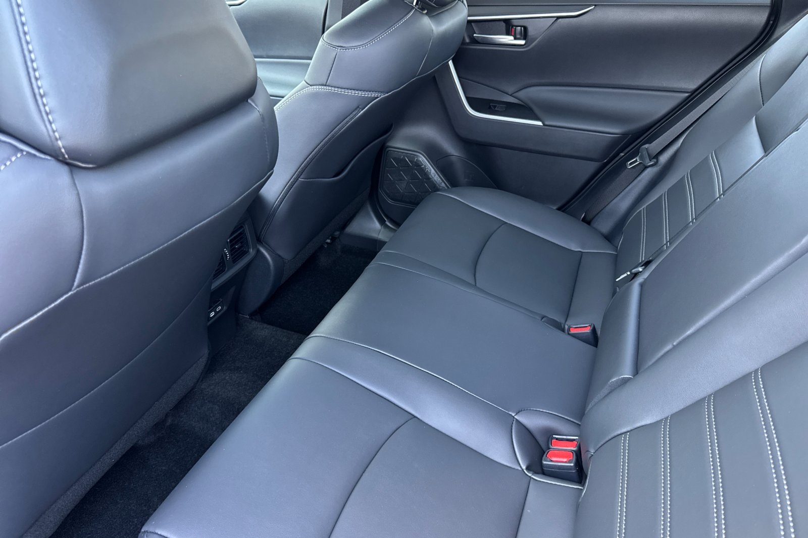 2025 Toyota RAV4 XLE Premium Image 13 of 27