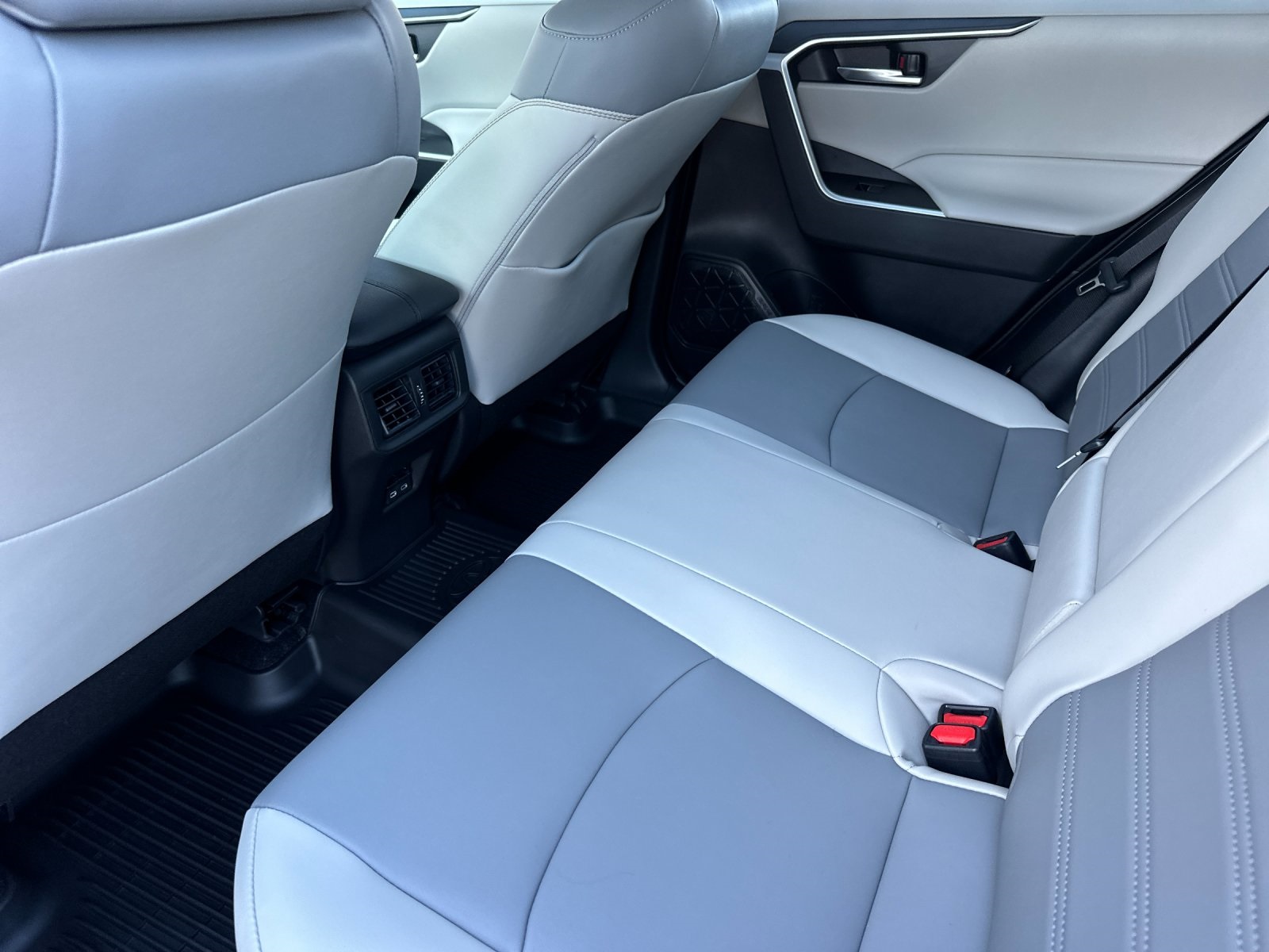 2025 Toyota RAV4 XLE Premium Image 11 of 34