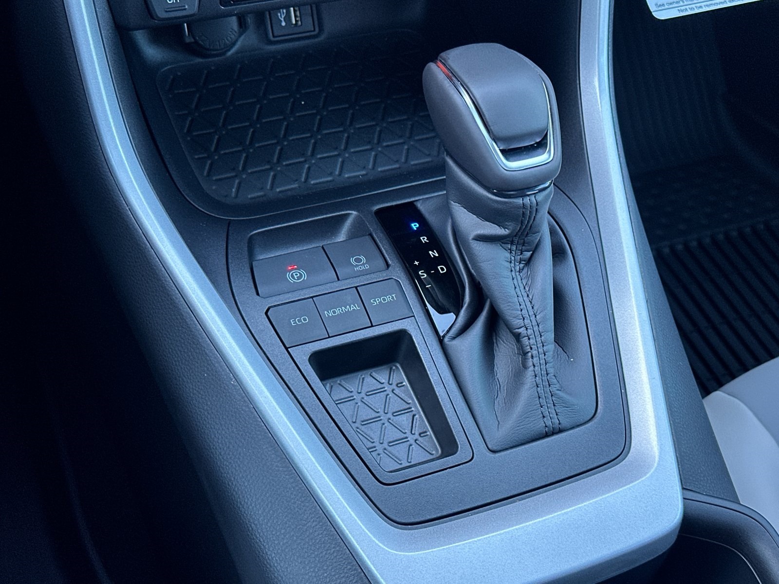 2025 Toyota RAV4 XLE Premium Image 19 of 34