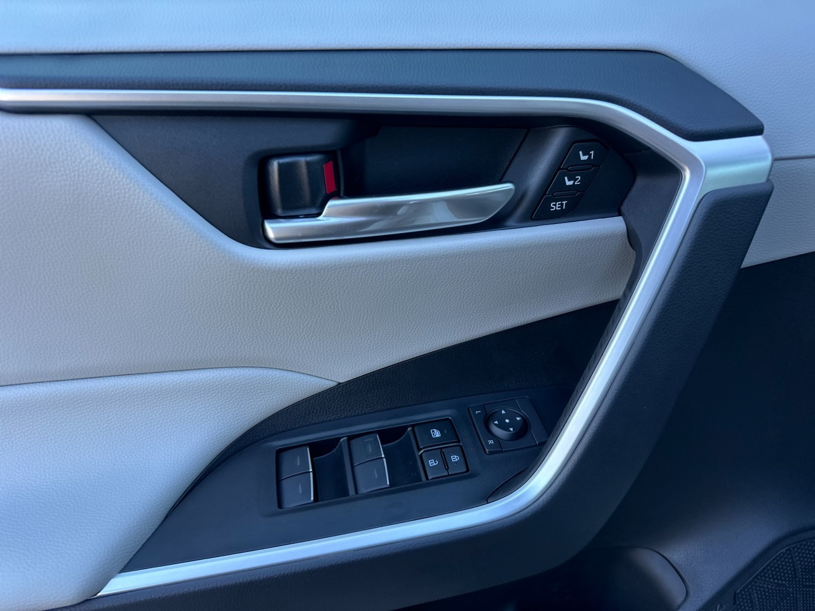 2025 Toyota RAV4 XLE Premium Image 20 of 34