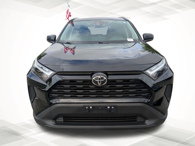 2025 Toyota RAV4 Hybrid LE Image 2 of 31