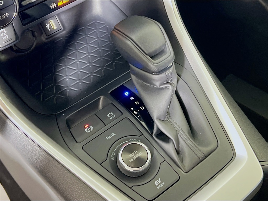 2025 Toyota RAV4 Hybrid XLE Image 20 of 31