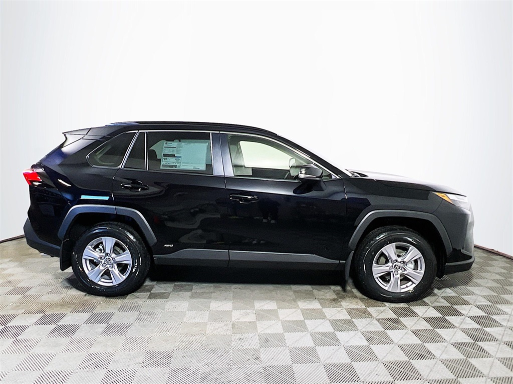 2025 Toyota RAV4 Hybrid XLE Image 4 of 31