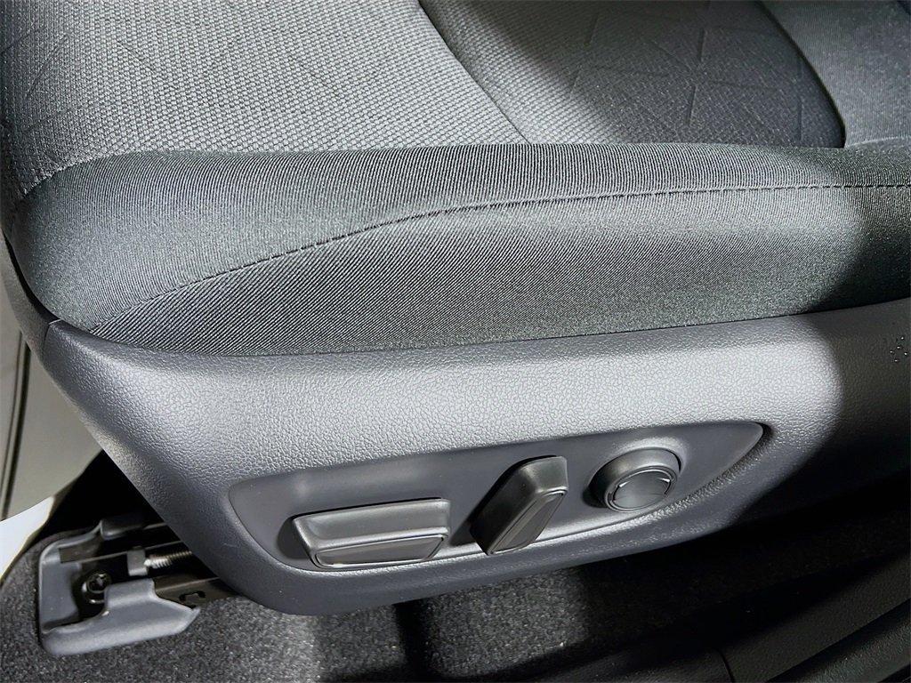 2025 Toyota RAV4 Hybrid XLE Image 28 of 31