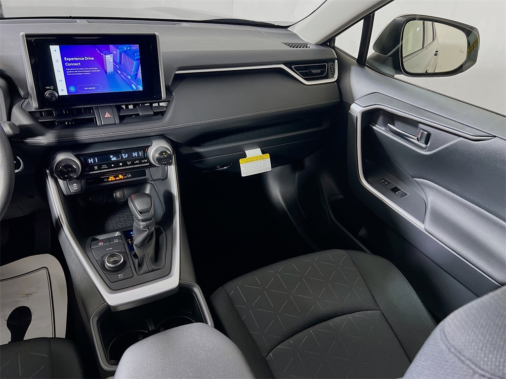 2025 Toyota RAV4 Hybrid XLE Image 16 of 31