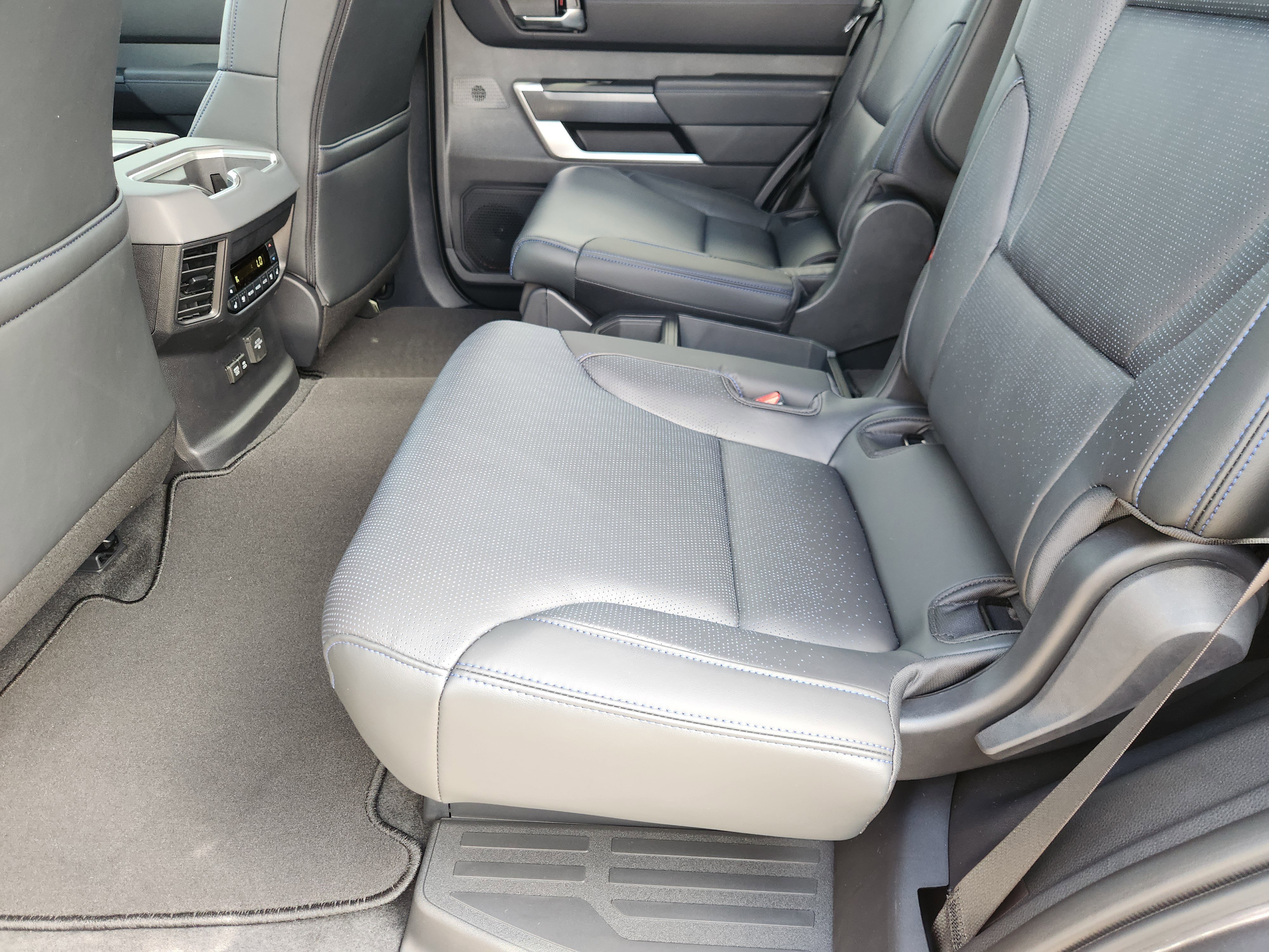 Vehicle image 11 of 24