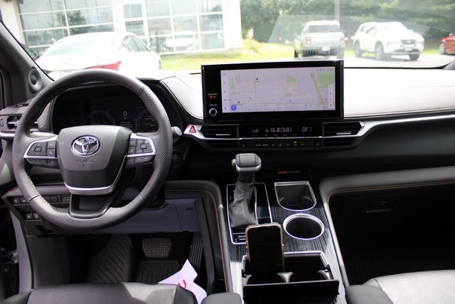 Vehicle image 8 of 18