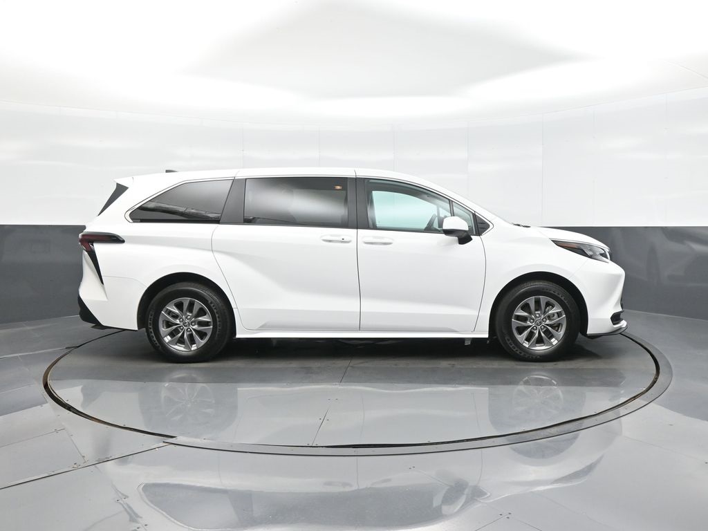 Vehicle image 4 of 33