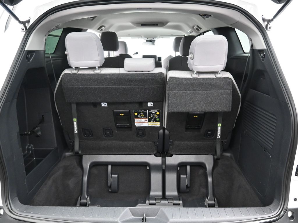 Vehicle image 28 of 33