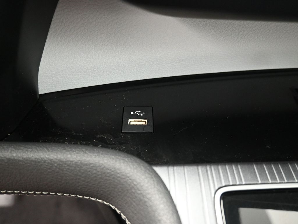 Vehicle image 23 of 33