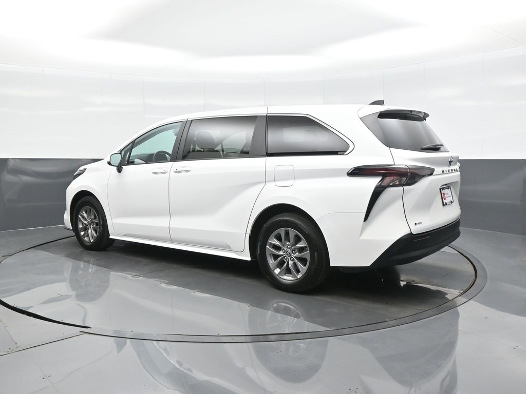 Vehicle image 7 of 33