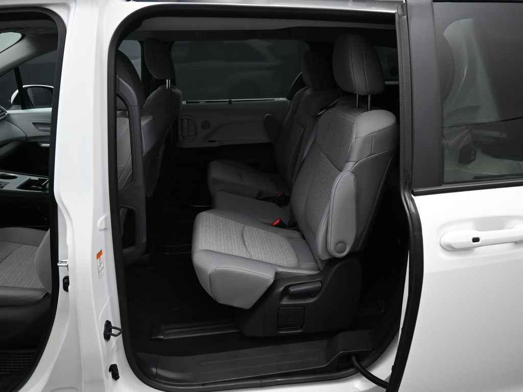 Vehicle image 26 of 33